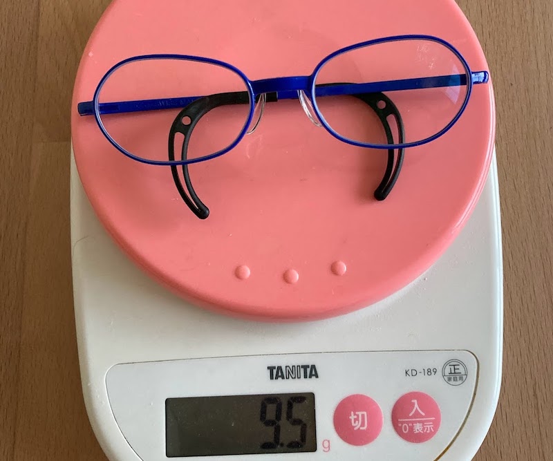 メガネの重さを計る