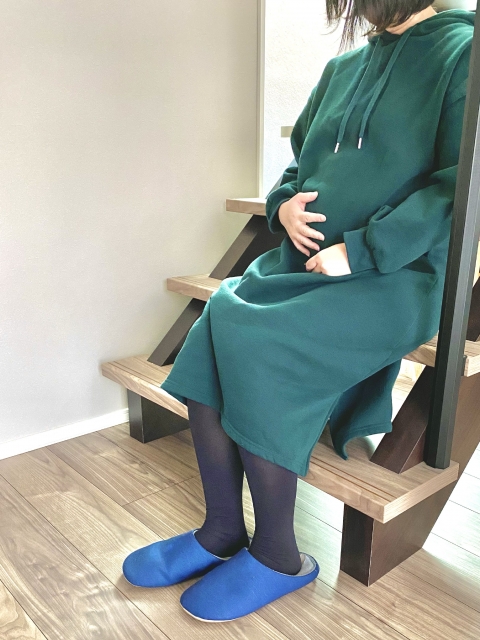 階段に座る妊婦さん