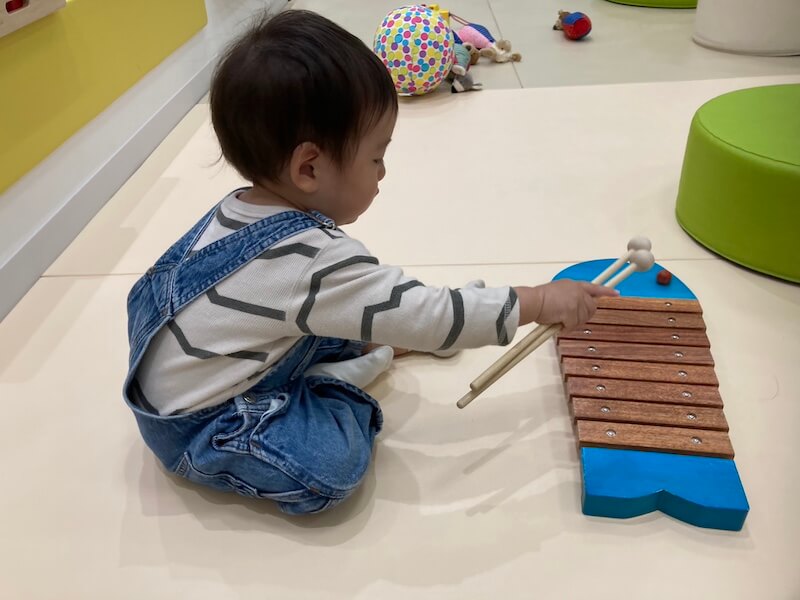 木琴で遊ぶ子どもの写真