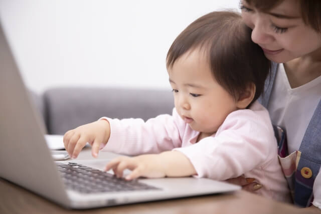 パソコンと赤ちゃんとママ