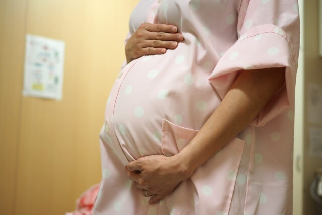 出産直前の妊婦　陣痛　入院