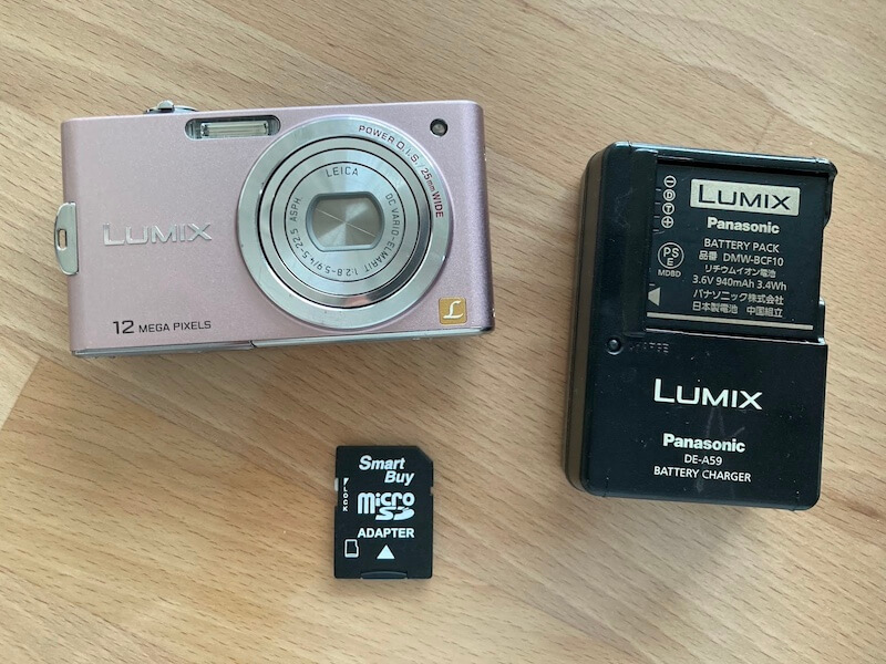 LUMIX カメラと充電器とバッテリー
