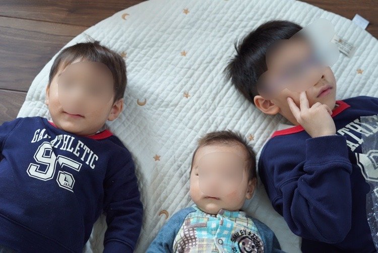 3人兄弟の写真