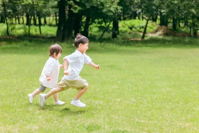 外で走る子供達