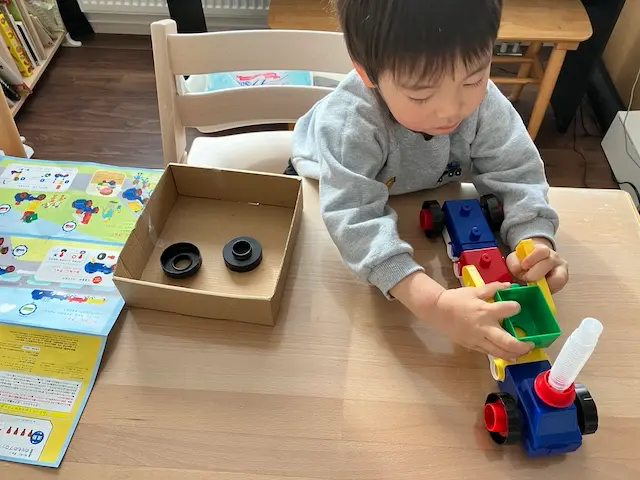 ねじって！のりものブロックで遊ぶ３歳児