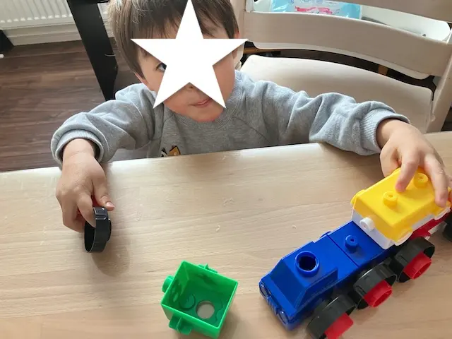 ねじって！のりものブロックで遊ぶ３歳児