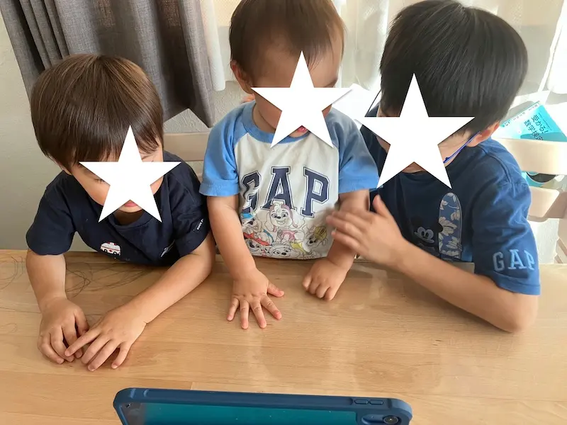 兄弟3人でハイファイレッスンを受けているところ