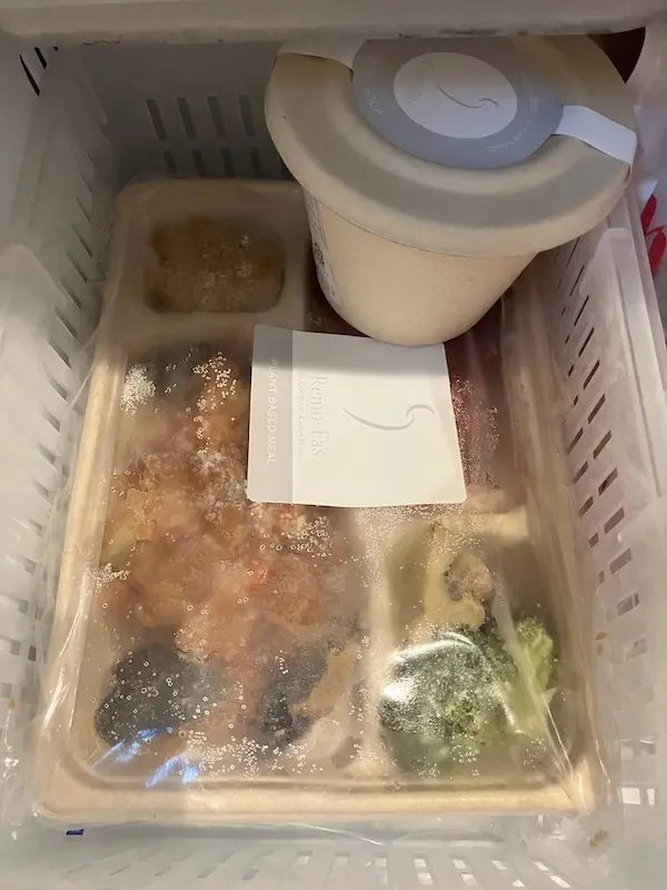 冷凍庫にしまっている様子