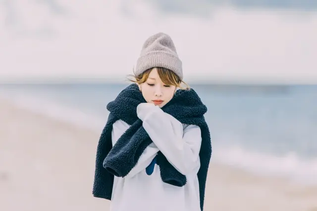 寒がる女性